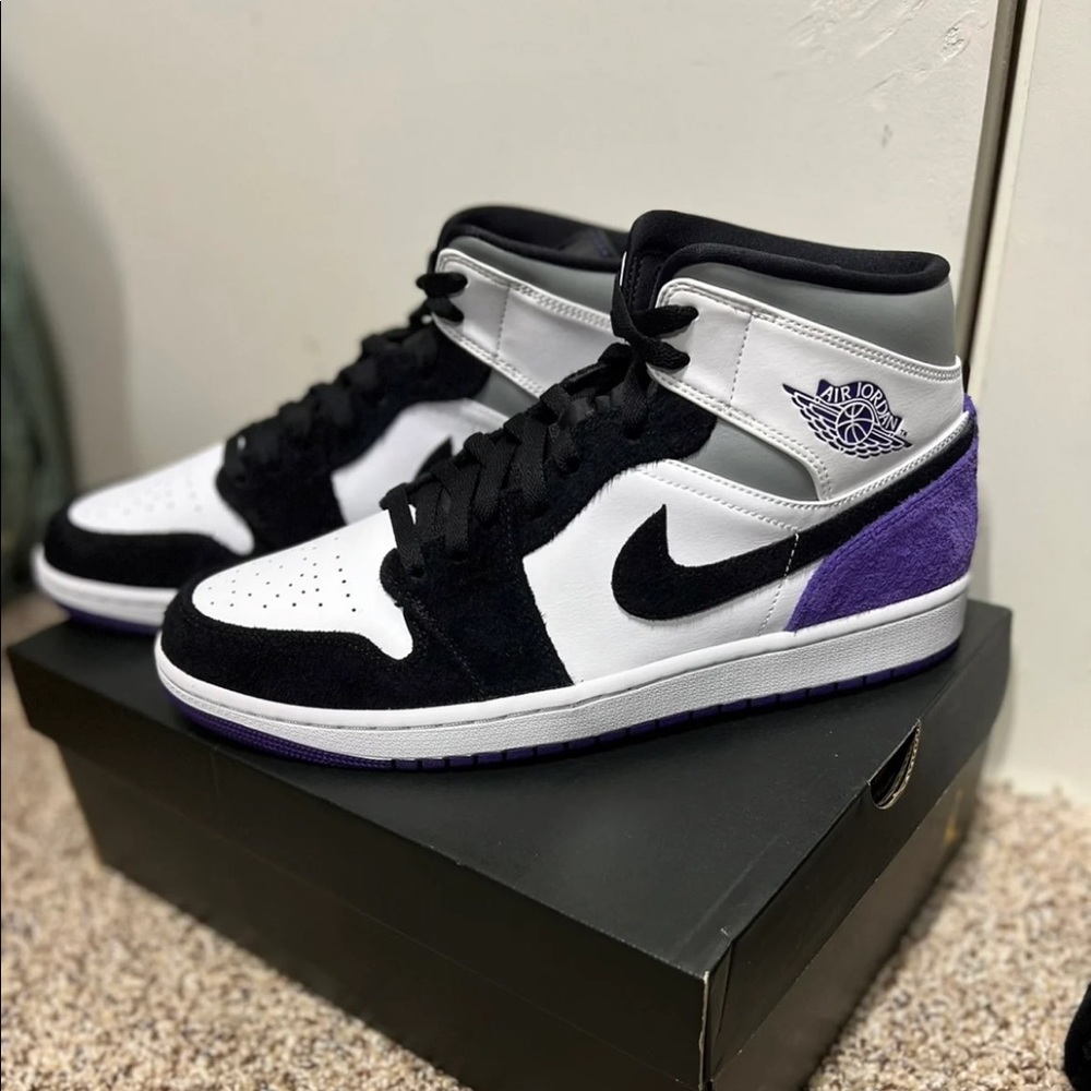 Air Jordan 1 mid SE purple